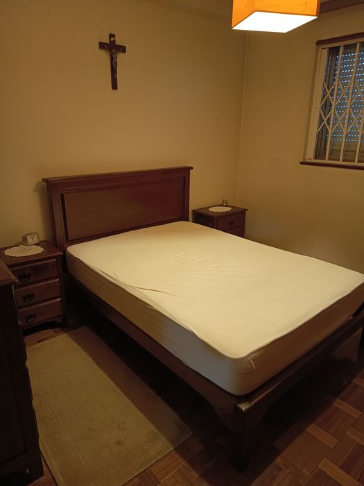 Mobília de quarto em madeira maciça