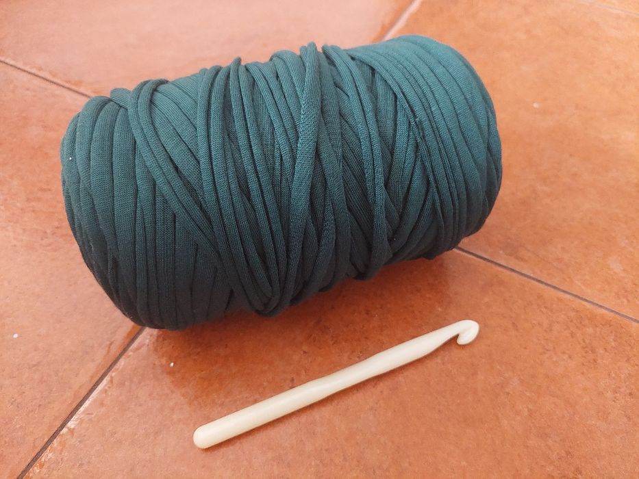 Rolo de fio + duas agulhas