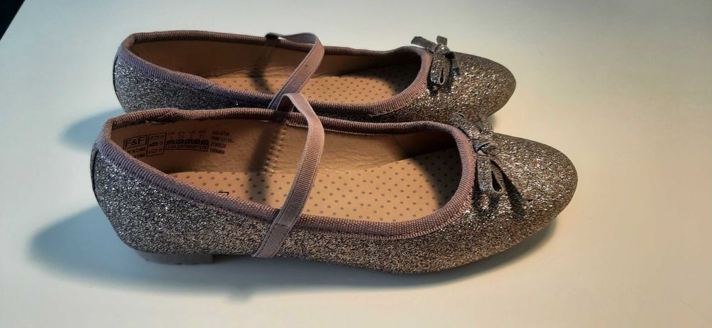 Brokatowe pantofelki dla księżniczki roz. 33