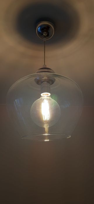 Lampa wisząca. Grube szkło. Metal. Odwrócony kielich.