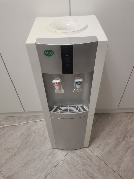 Кулер для воды напольный гарячая и холодная