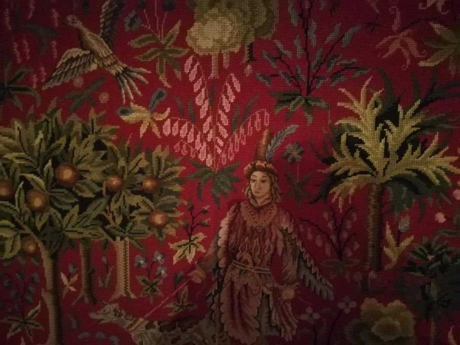 Antiga tapeçaria ricamente bordada à mão Medidas: 1,30x0,90 cm