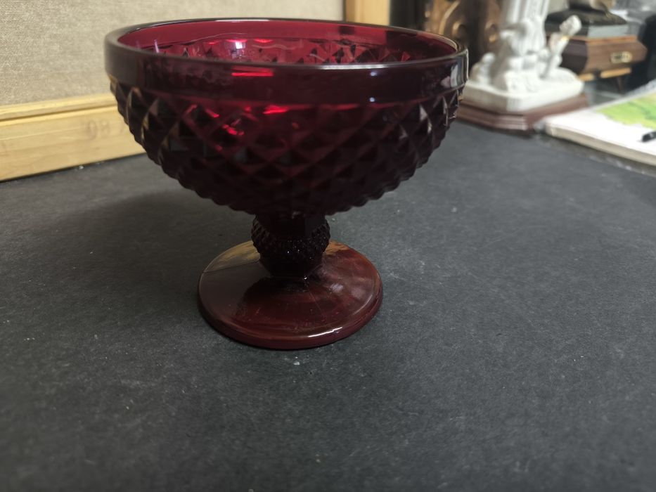 Taça de vidro rubi com relevo. 
Taça de vidro em tom rubi com um desig