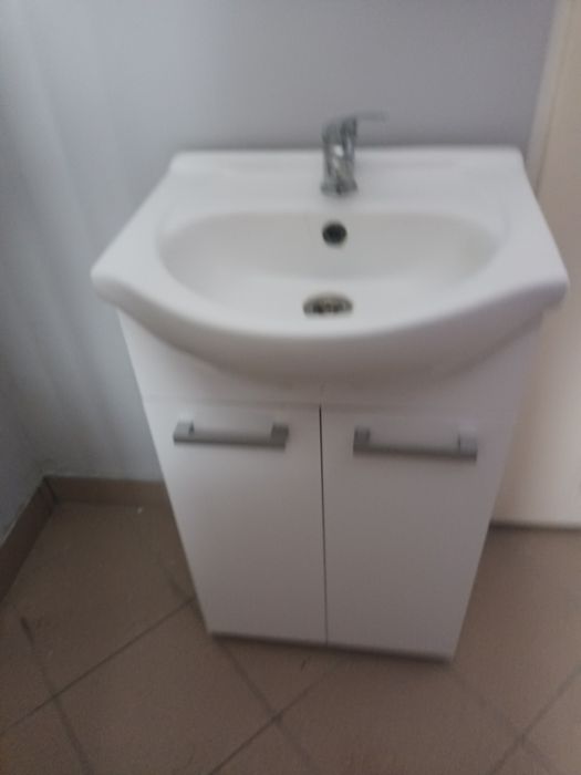 Umywalka z półką i baterią