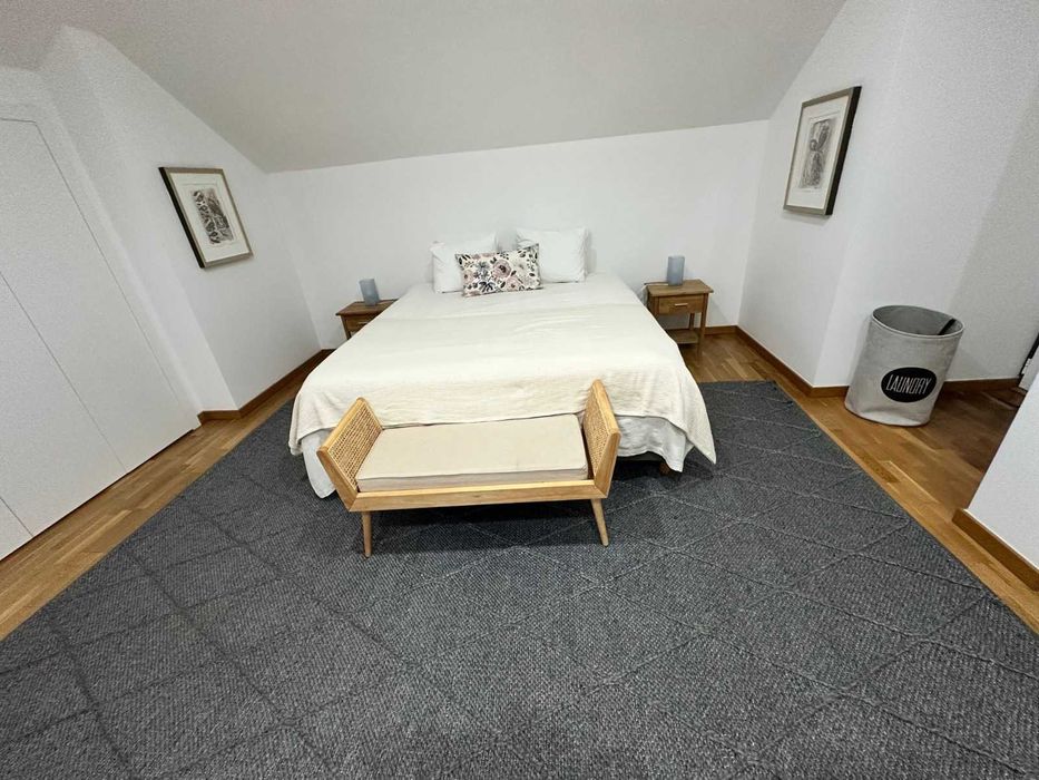 Cama + 2 Colchões + 2 Mesas de Cabeceira