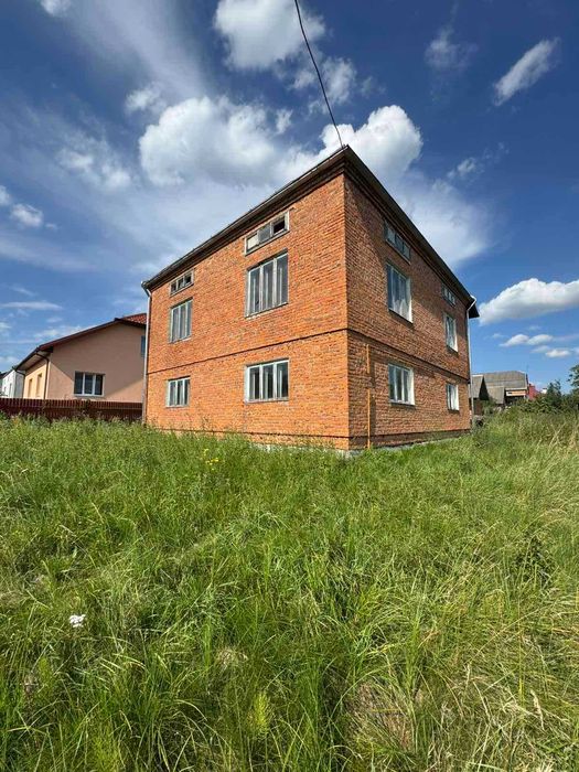 Продаж  будинку із великою земельною ділянкою у с. Басівка