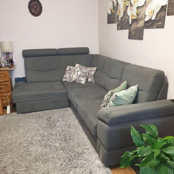 Kanapa narożna rozkładana.