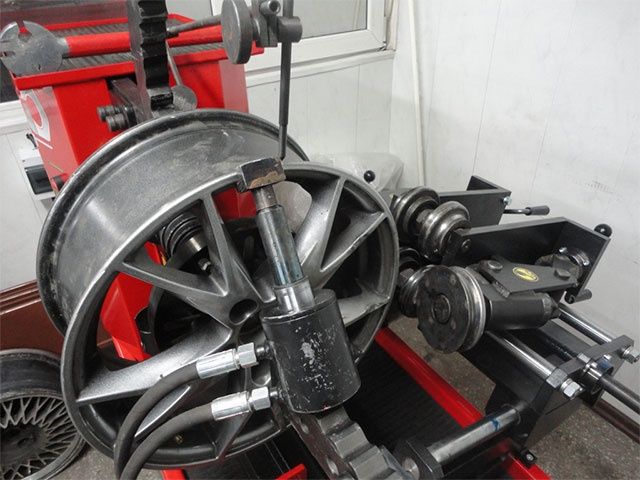 Рихтовка, правка, катка, ремонт, выкатка дисков, шини Диски шиномонтаж