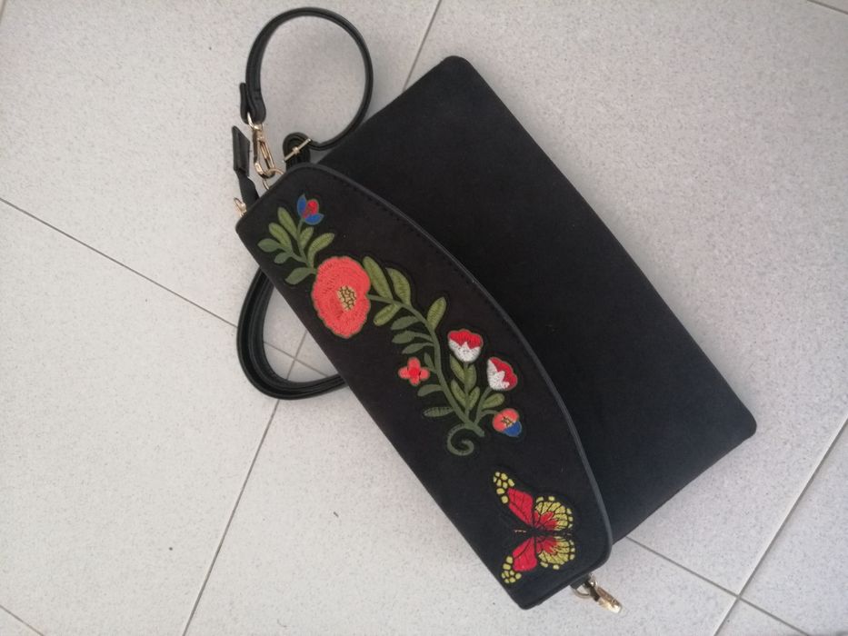 Mala preta com flores