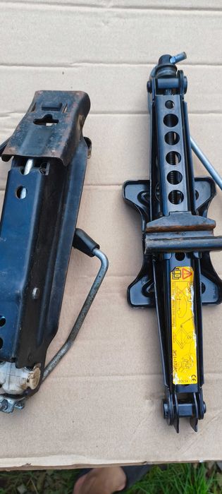 Домкрат автомобільний