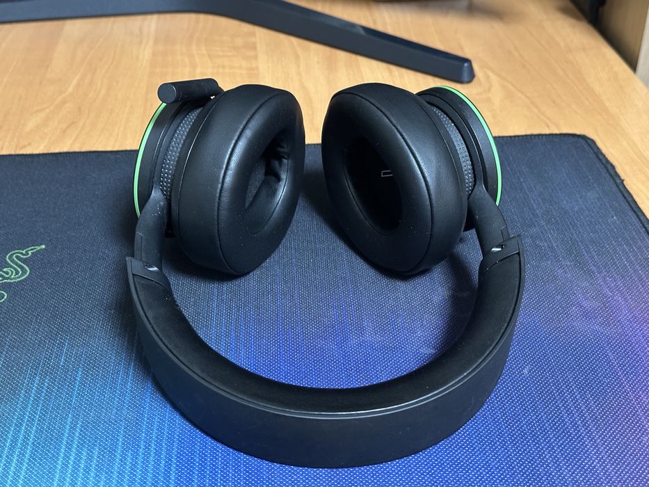 Xbox Series S + 2 x Xbox Wireless Controller + Xbox Wireless Headset