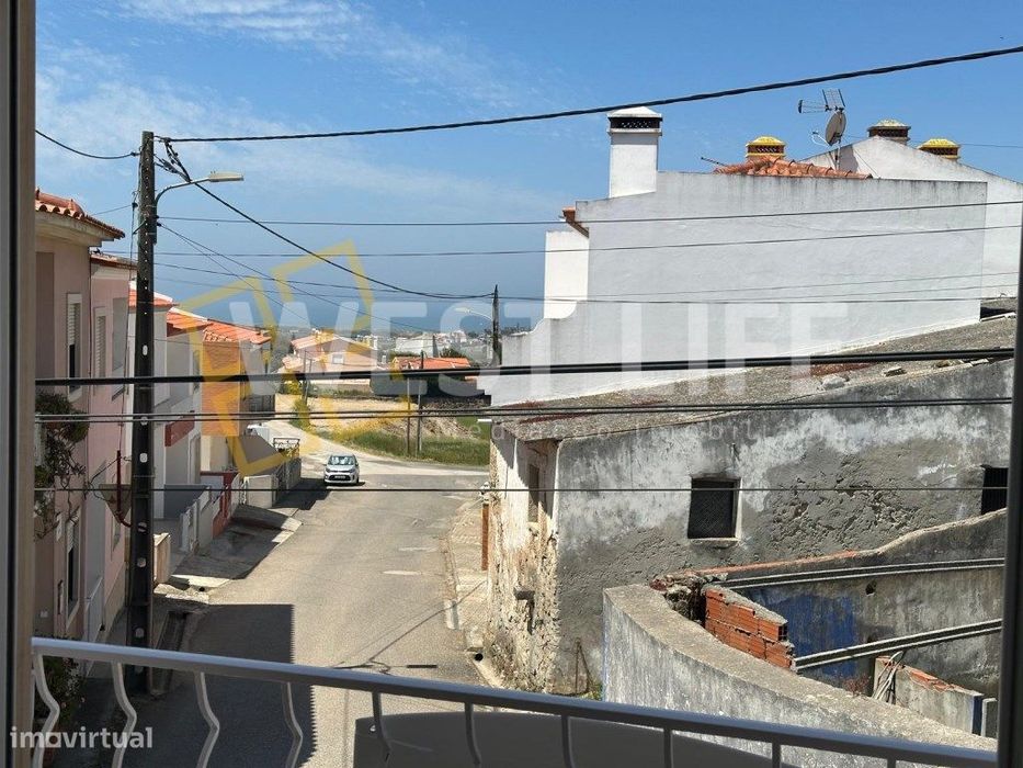 Moradia T2 totalmente remodelada com VISTA MAR a 4 minutos da praia...