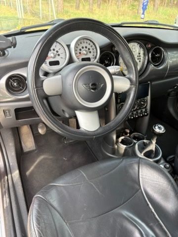 Mini One Cabrio.