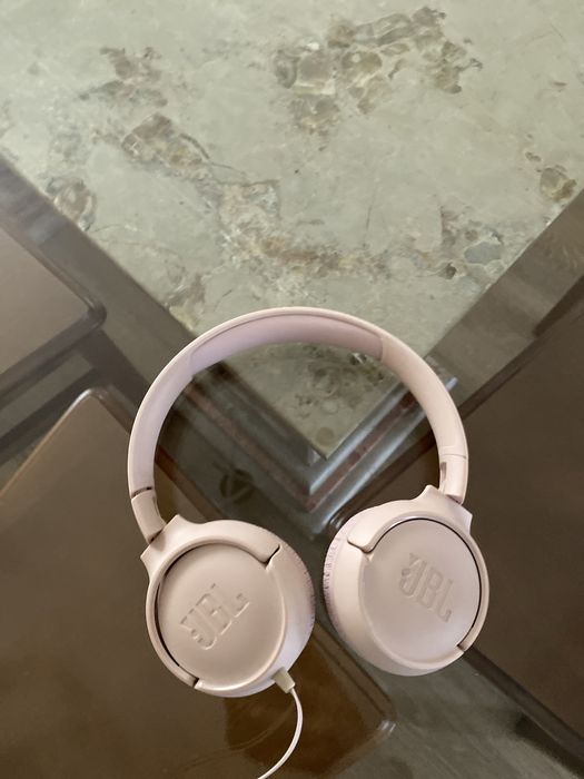 The headphones are like new and are from JBL. They have been used only a few times.64750492514050120