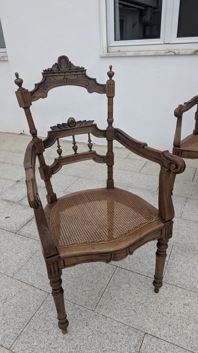 Cadeirão e duas cadeiras de braço