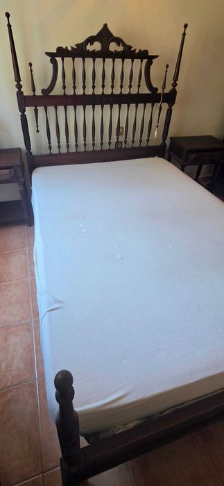 Cama de Casal Antiga em Madeira Maciça (Estilo Bilros)