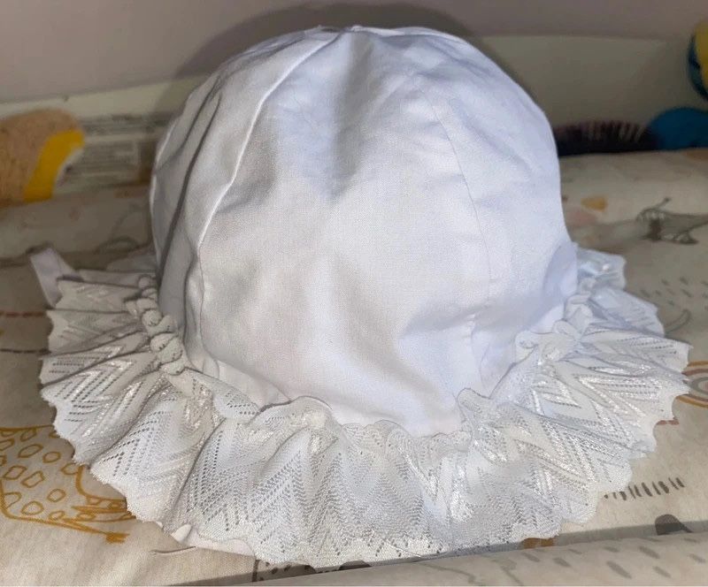 Biały kapelusz dziewczęcy