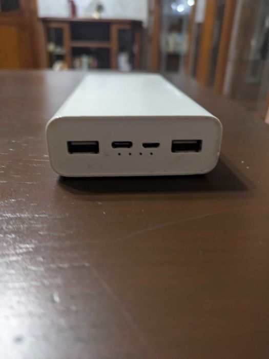 Продам білий павербанк