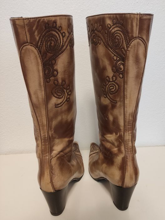 Botas em pele de mulher