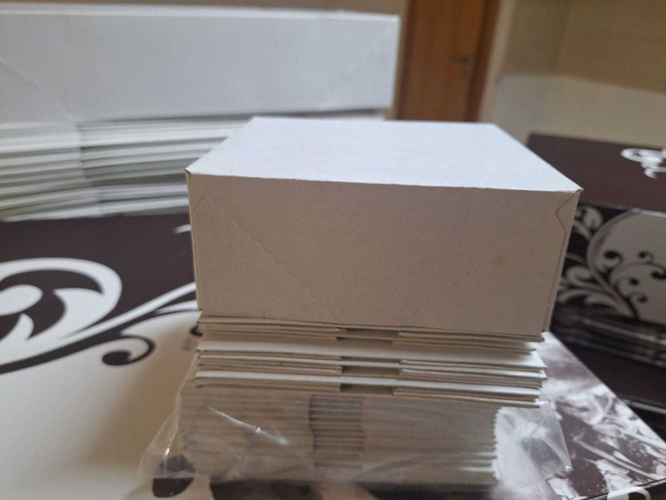 Caixas, pratos e bases de pastelaria