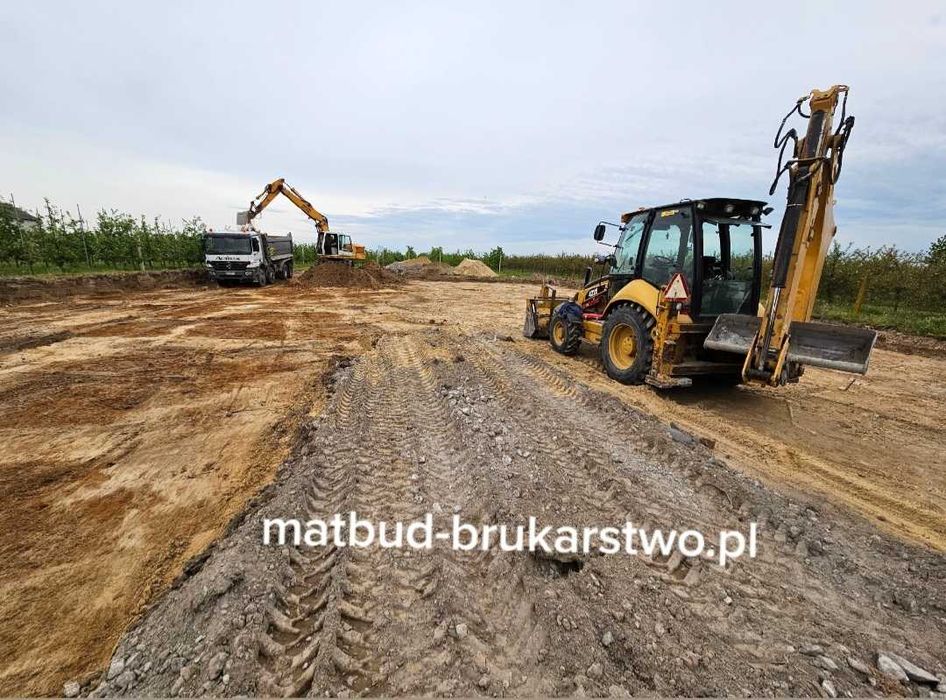 Utwardzanie drogi kruszywem lub gruzem kruszonym prace zimne koparką