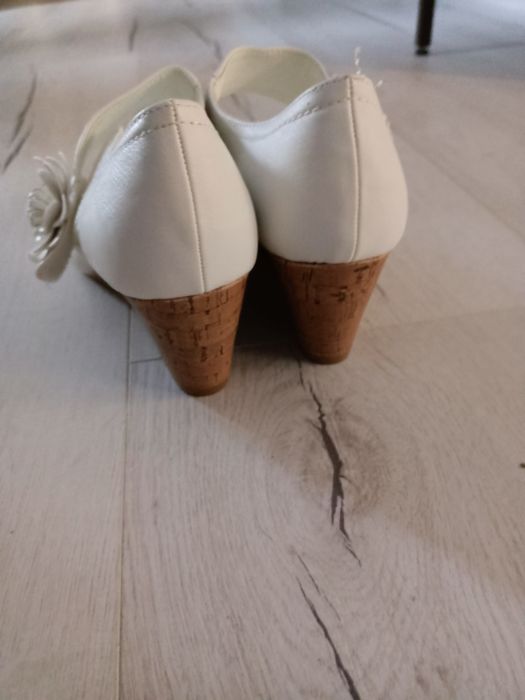 Białe buty, eleganckie,  ślubne na słupku