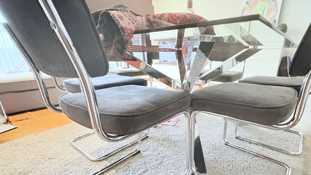 Mesa de jantar quadrada 150x150 em vidro e 8 cadeiras.