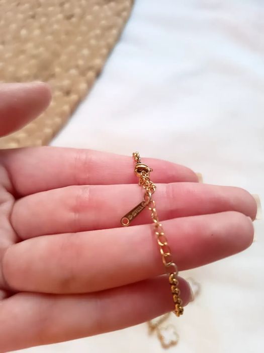 Colar Dourado com Flores Brancas