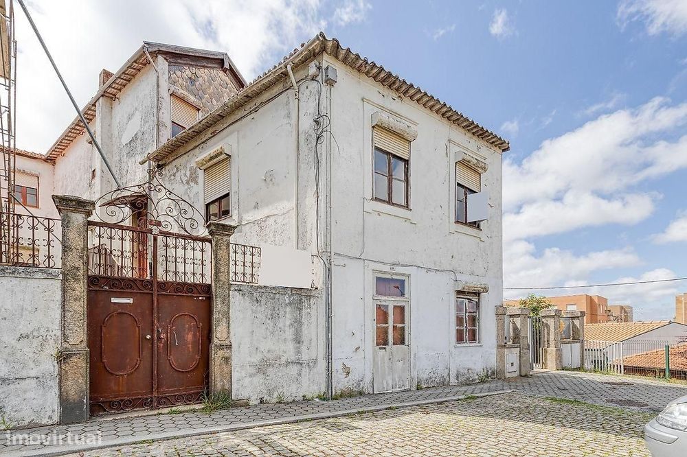 Moradia de 3 Pisos para Renovar Candal