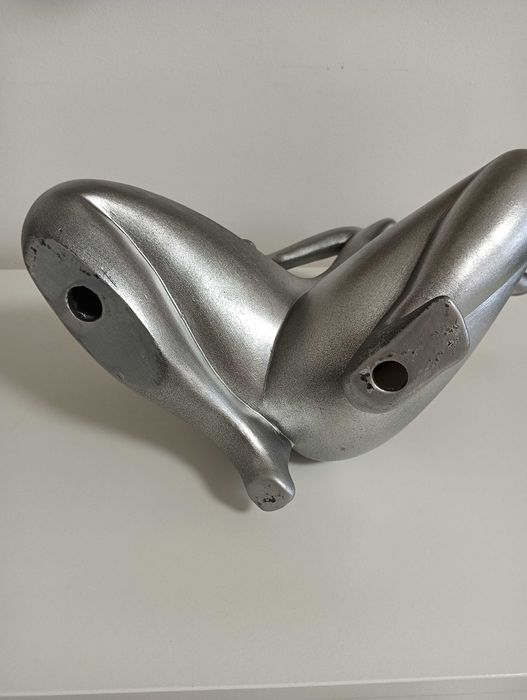 Estatueta Prateada Decorativa – Figura Feminina Abstrata | NEGOCIÁVEL