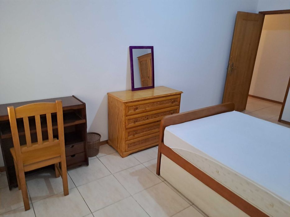 Quarto individual mobilado - em T4