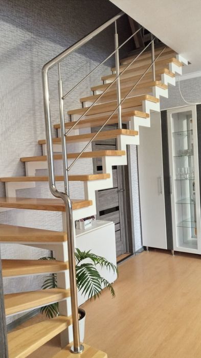 Металеві каркаси сходів вінтові консольні ступені перила лестници