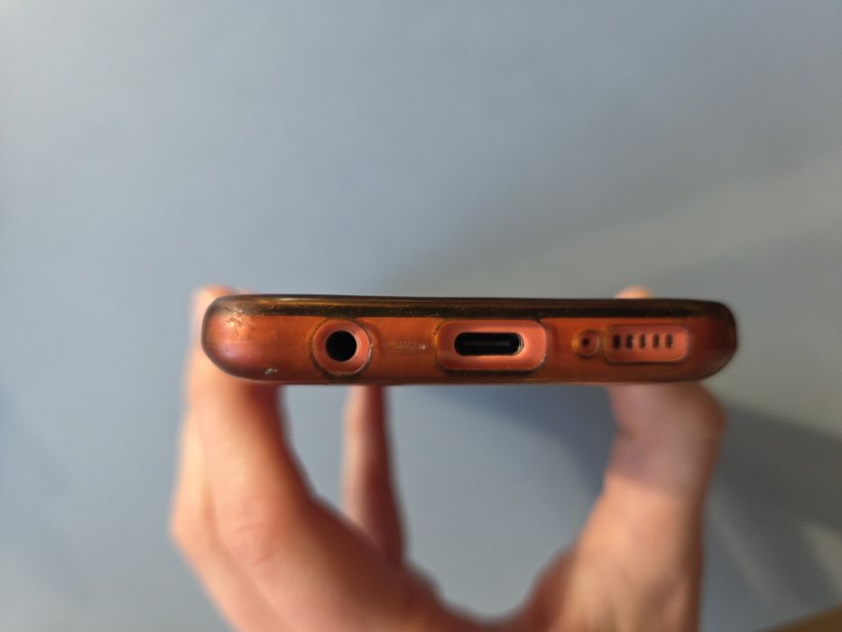 Samsung A20e używany wraz z przezroczystym etui