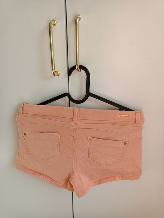 Pomarańczowe krótkie spodenki Bershka