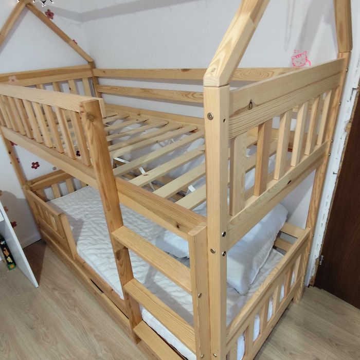Łóżko piętrowe domek