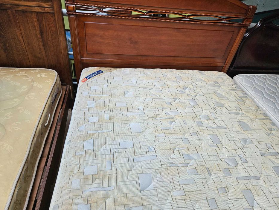 Cama em madeira maciça com estrado e colchão Mol