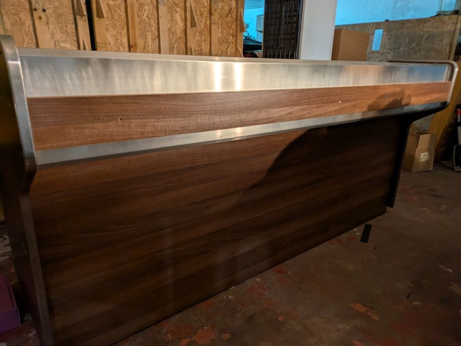 Balcão de café com parte frigorífica