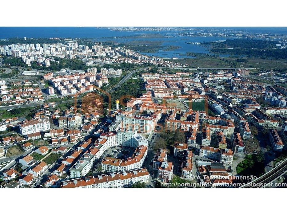 Loja transformada em Habitação — Corroios, Setúbal