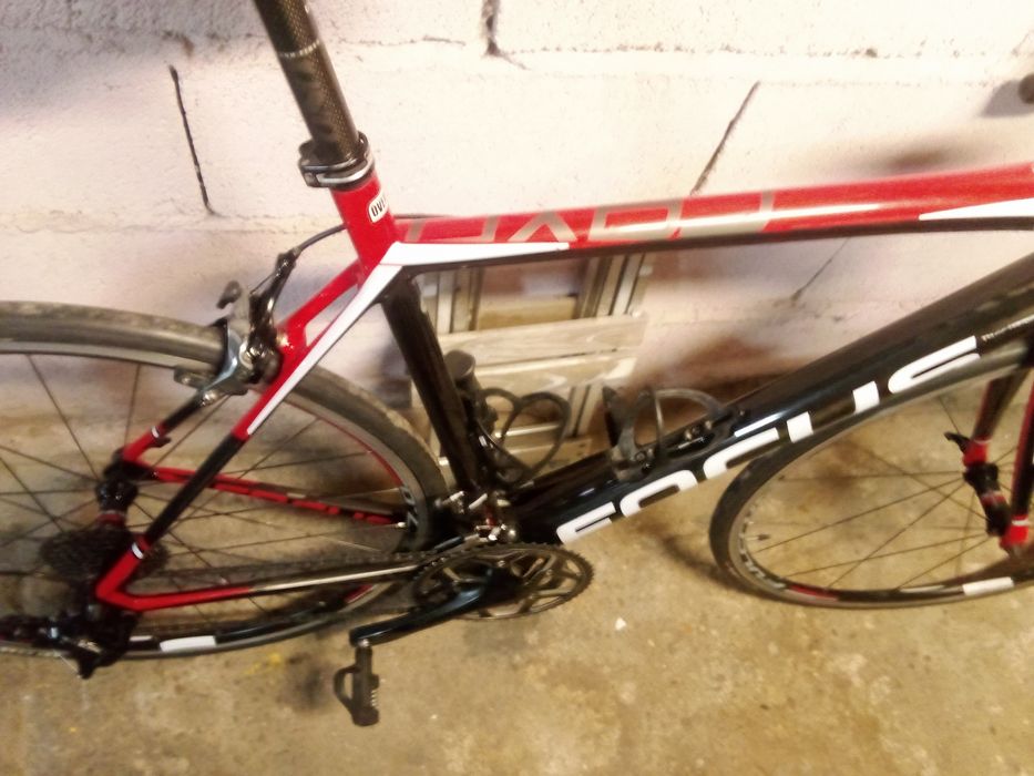Bicicleta focus em carbono