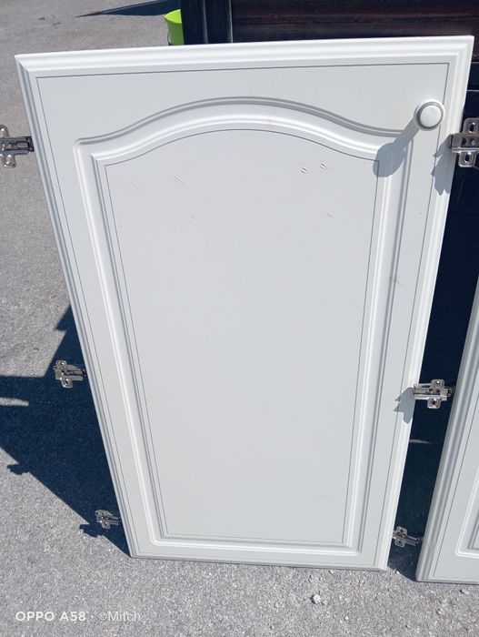 Portas brancas para armário.