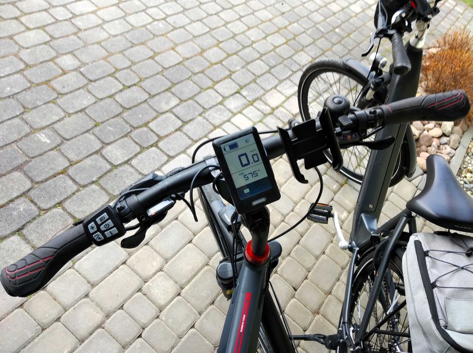 Dwa elektryczne rowery trekingowe