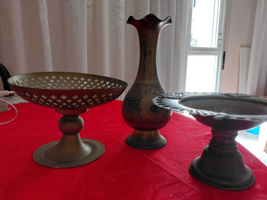 Conjunto de peças decorativas em metal amarelado com toque clássico, pormenores gravados à mão, para ambientes acolhedores e cheios de personalidade