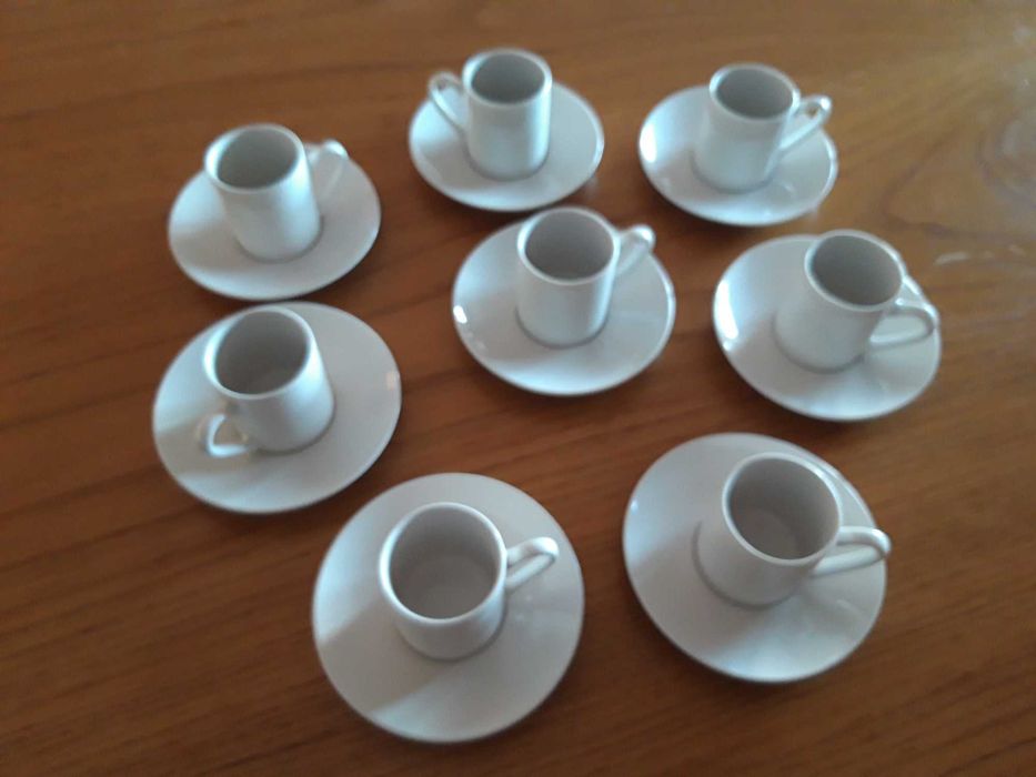 Conjunto de 8 chávenas de café com pires