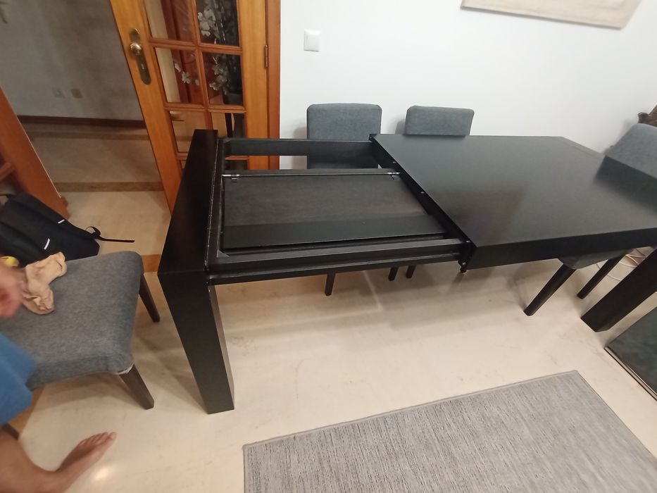 Mesa de jantar em madeira maciça
