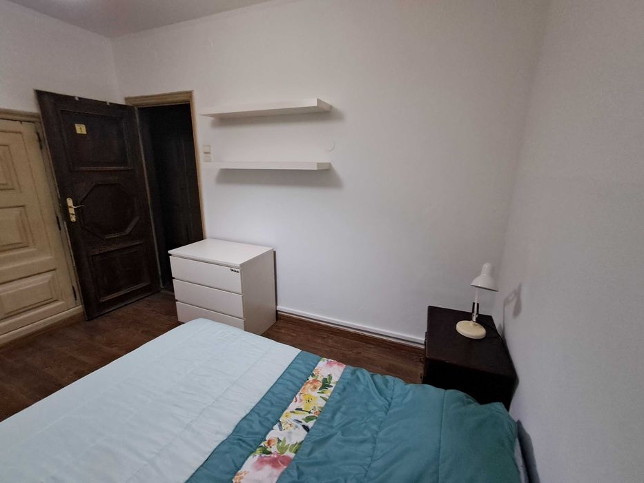 Quarto CASAL com 3 janelas. CentroLISBOA. Entrada imediata.