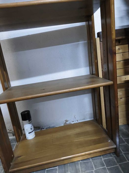 Estante em madeira maciça com prateleiras reguláveis