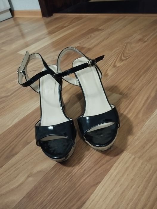 Босоножки на платформі