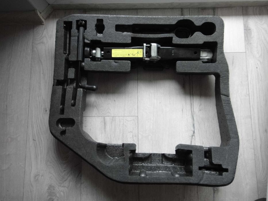 Wkład Bagażnika -Styropian, Lewarek, Śruba- AUDI A4 8K B8