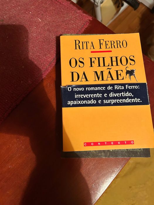 Livros variados.