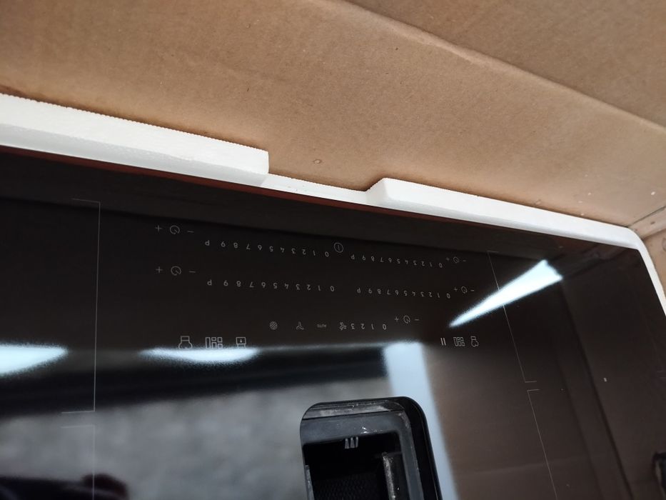 Płyta indukcyjna z okapem Electrolux /  83 cm x 51,5 cm